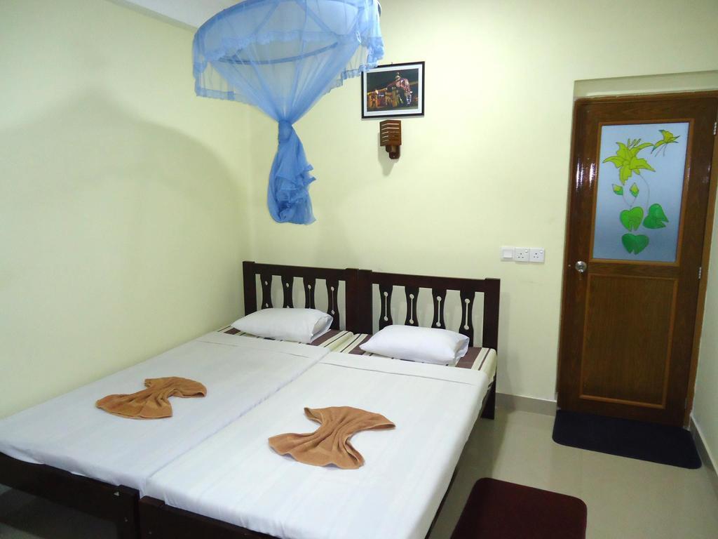 Green Woods Guest Kandy Ruang foto