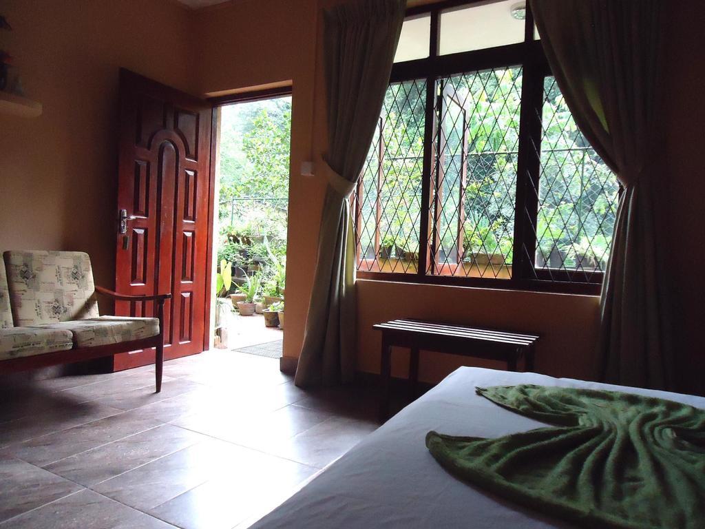 Green Woods Guest Kandy Ruang foto