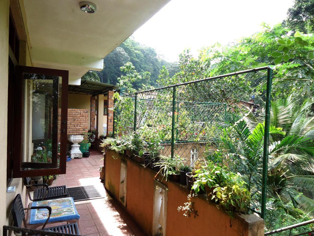 Green Woods Guest Kandy Bagian luar foto
